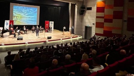 Tarsus’ta 24 Kasım Öğretmenler Günü Şiir ve Müzik Dinletisi Düzenlendi