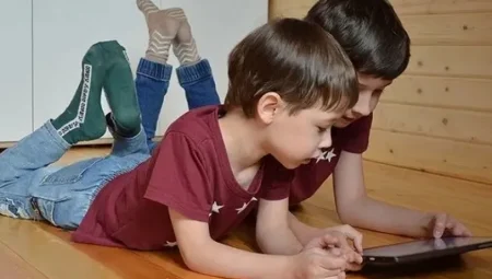 Sosyal Medyaya Yaş Sınırı Geliyor! MEB 2025’te Öğrencileri Neler Bekliyor?